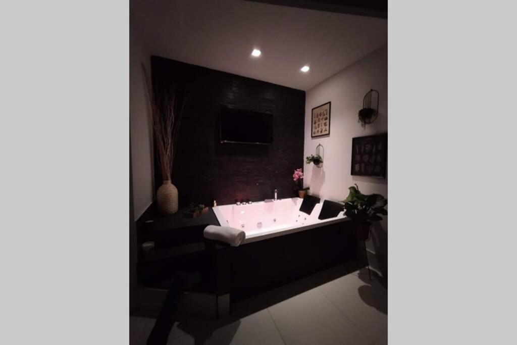 Elegante open space con vasca idromassaggio a Trastevere Exterior foto